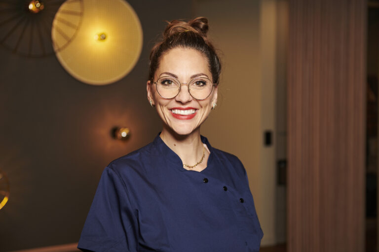 Mitarbeiterfoto einer Frau in einer Zahnarztpraxis in Zürich